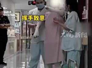 靠捐款75天14次手术 19岁烧伤女孩已出院 含泪向所有人表达感谢