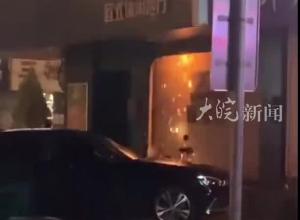 辽宁东港市夜晚突发火情 目击者：有车辆、商铺受损 街道办：未造成人员伤亡