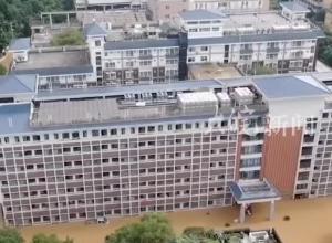 暴雨致广西桂林一医院内涝 武警官兵紧急转运2000余人次