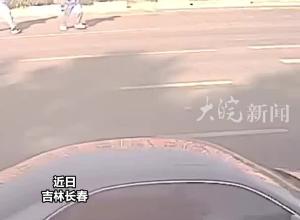 两名学生校门口过马路，一辆大货车鸣笛疾驰而来，辅警本能上前用身体截停车辆 