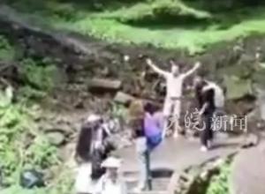 四川瓦屋山景区落石砸中游客 ，官方回应：游客身亡 原因在调查