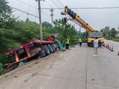 大貨車側(cè)翻堵塞道路 執(zhí)法人員巡查時(shí)出手相助