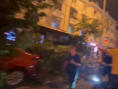 天津突發(fā)交通事故有人受傷 目擊者：公交車開到馬路牙子，撞到人行道里