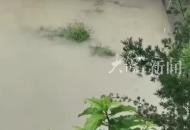 廣西玉林遭遇暴雨洪澇一棟兩層老屋被水浸泡倒塌“老房子，很久沒人住了”