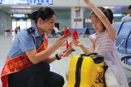 端午假期來臨，阜陽西站粽子香包送乘客