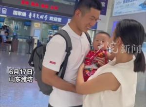 妈妈带着小军娃送爸爸归队
下一秒爸爸的举动令人泪目