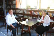 唐靜給“三公精舍”書屋贈書并與臧勇交流農(nóng)村孩子教育工作