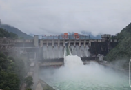 黄山市下游新安江水库开始泄洪