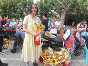 ?高二學(xué)子考場(chǎng)外賣(mài)花體驗(yàn)生活