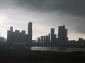 合肥市區(qū)黑云翻滾 多地出現(xiàn)較強降水