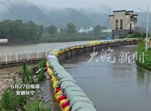 受暴雨影响 水库水位快速上升700余人奋战21小时增高1650米长护堤