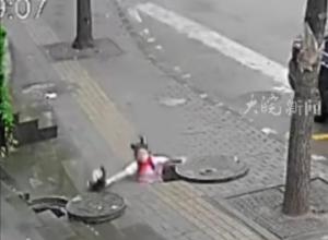 5年级女生上学途中坠入人行道井内 
六年级男孩和过路老人一同施救 
救出女孩后他们盖好井盖才离开