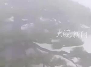 暴雨下的黄山守松人 黄山再迎暴雨 守松人全天守护冒雨检查状况！