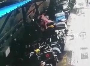 深圳一小区电动车棚清晨起火，当地社居委回应