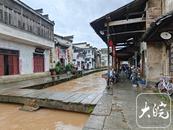 ?徽州古村唐模洪水退去后，村民生活已基本恢復正常