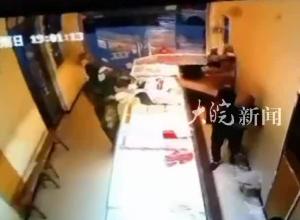 南昌县一金店发生抢劫案 嫌疑人被抓 目击者发声 “金店已在这条街营业多年”