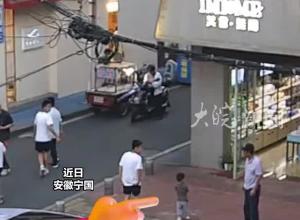 安徽宁国 5名“小孩哥 ”，街头“捡”到一个娃，应邀参观警营 乘特警巡逻警车