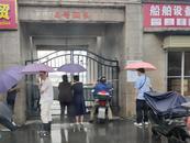安慶城市防洪墻閘口放下第二塊閘門