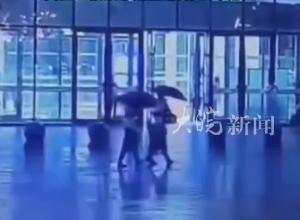 辽宁锦州北站火车站广场 两人打伞遭雷击瞬间倒地 回应：被紧急送医，没有生命危险