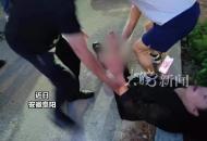 女子車禍被撞，正在夜騎的骨科醫(yī)生緊急停車，扯下白T恤給患者止血