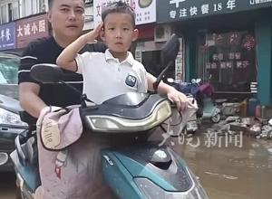 这一幕，真暖！抗洪抢险现场，小朋友向武警官兵敬礼