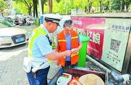 巢湖交警為環(huán)衛(wèi)工人吹響“交通安全哨”