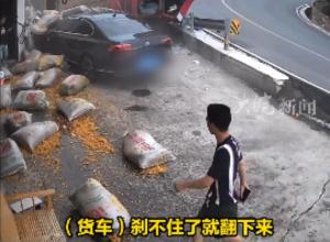 货车转弯失控冲进院坝 
屋主无奈:车和房都撞坏了
