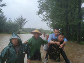 旌德：河水猛涨残疾人连人带车被困 村干部紧急救援安全转移