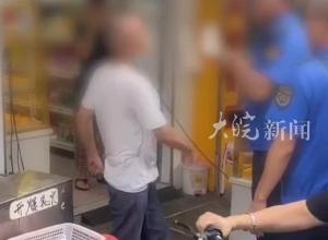广州一商贩用铁锹击打城管，警方回应：案件正在办理 