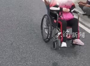 六安脚部受伤考生赶考
民警“如约”背她进考场