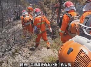 山西平顺突发山火  
消防员逆行灭火 目前明火已扑灭