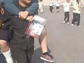 六安一中考考生拄著拐杖腿腳不便，特警執勤隊員背他進考場
