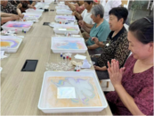 合肥磨店社區：光明社居老年學校開展非遺水拓絲巾主題活動