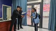 ?蕭縣一中考女生給警察叔叔獻花，被邀請參觀警營