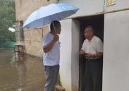 安慶經開區老峰鎮：暴雨中的溫暖守護 保障孤寡老人安全