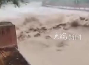 福建龙岩溪口镇15个村断联，武警消防徒步给村民送物资