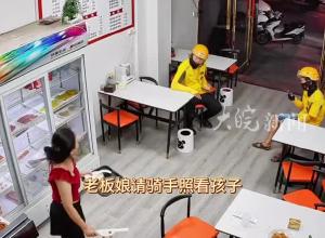 店主夫妻忙出餐 外卖小哥等餐期间 接力摇摇篮帮哄婴儿