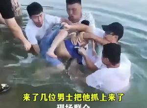 男童不慎落水被涵管吸在水下 阜阳4位好汉合力将他拽出水面  救援及时 孩子没事！ 