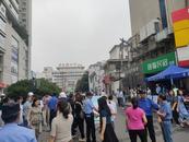 合肥六中（南区）考点外，家长有休息专区