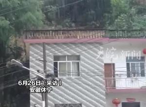 村干部凌晨发现险情，提前救出一家六口，几小时后山体滑坡 楼房瞬间倒塌 