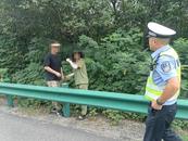 危險！兩人翻越高速公路隔離護欄摘合歡花