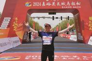七旬老漢穿著“淮南”暢跑嘉峪關