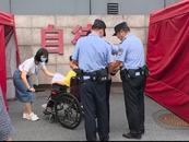 六安腳部受傷考生赴考，民警兌現承諾背她進考場