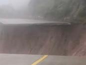 ?福建泰寧縣一公路發(fā)生大面積塌方 現(xiàn)場群眾：連日大雨，前一天道路剛搶通完畢