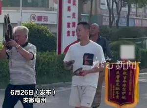 女童上学路上突晕倒，交警一路鸣笛紧急送医，爷爷请乐队吹唢呐送锦旗 
