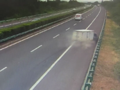 貨車高速路上爆胎轉180度翻倒 司機慶幸系了安全帶