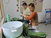 合肥市和平路街道社區社會組織孵化園開展“青青粽葉情，祝福傳千里”包粽子活動  