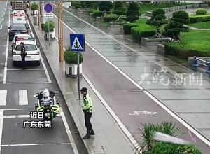 萌娃车上喊“救命警察叔叔”，警员立刻拦停车辆，原来竟是粗心老爸闹乌龙...