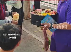 中考结束 学生在考场外给班主任送上“束脩之礼”感谢师恩 老师瞬间红了眼眶 偷偷抹泪