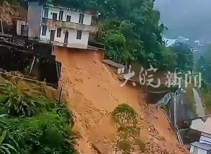 广西玉林一水库边山体滑坡 房屋一侧悬空